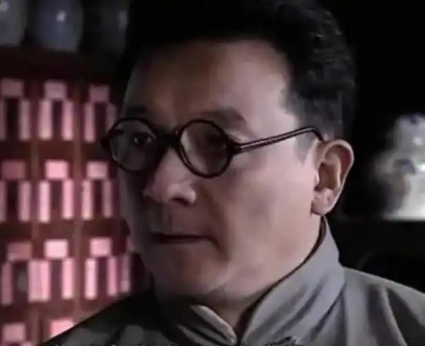 63岁老戏骨疑移居悉尼,戴金链坐当地火车被偶遇,苍老憔悴变化大