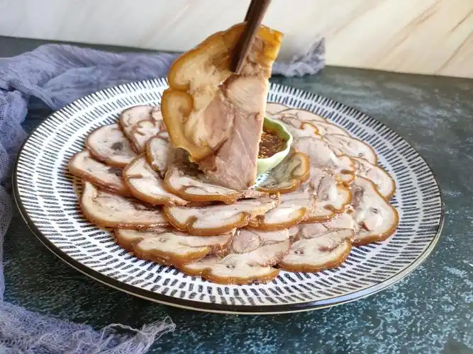 每年春节的硬菜,一煮一卷一切就上桌,好吃又好看,特省事|肘子|肘花|猪