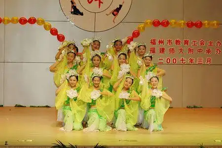 12人舞蹈队形变换 3种以上 求图片 重赏