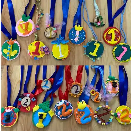 (奖牌,班牌设计)      幼儿分组后,各组采用项目化活动形式开展,材料