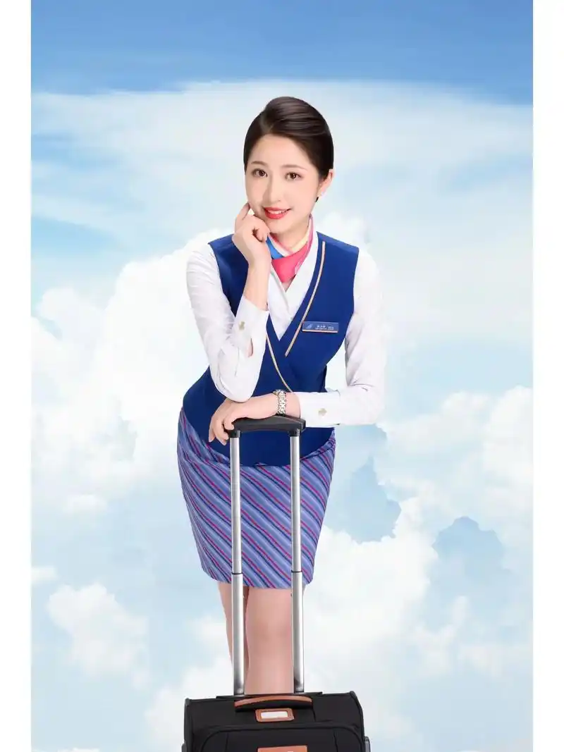 南航空乘制服组照.cz南方航空乘务长制服照,图片来自职业空姐 - 抖音