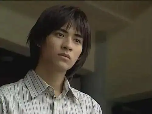 2001年,f4凭剧集《流星花园》轰动两岸三地,主题曲《流星雨》成为其