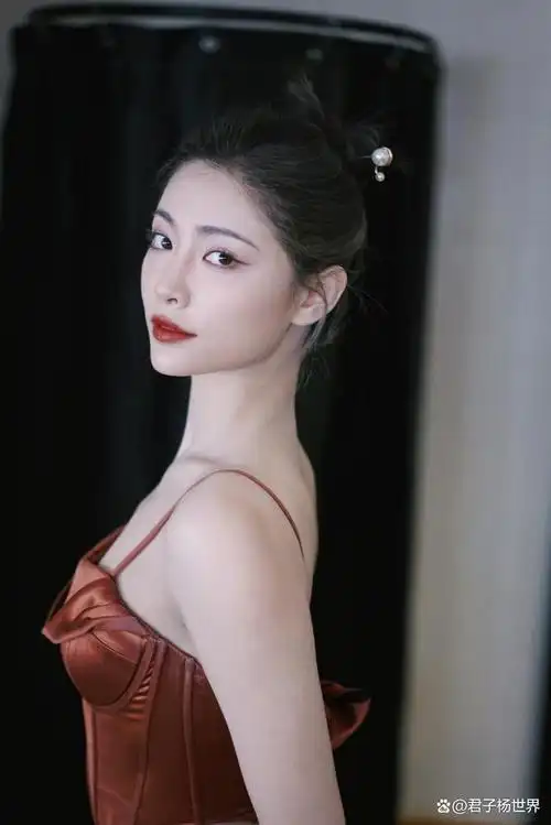 女星许佳琪大冷天穿露肩装,肌肤雪白,眉目如画,眼睛顾盼生辉