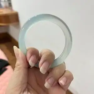 晚上灯光下的玉髓像一汪清水,美得不像话