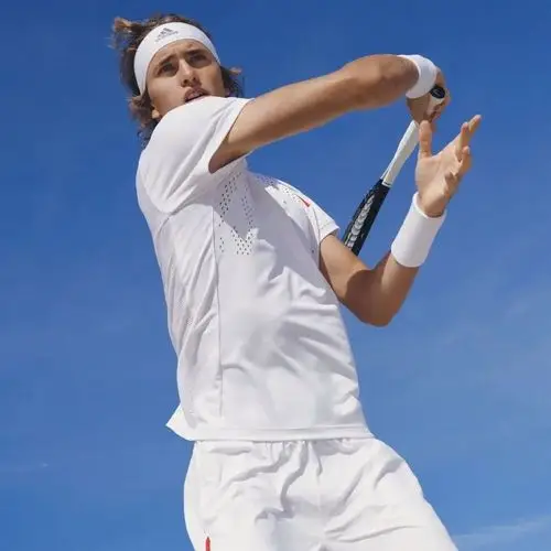 许多网球界明星也做到了,而跟novak djokovic有过亲密接触,拥抱聚会