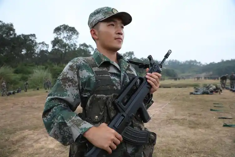 外表蜕变 内心淬炼|一起听驻港部队新兵分享成长与收获