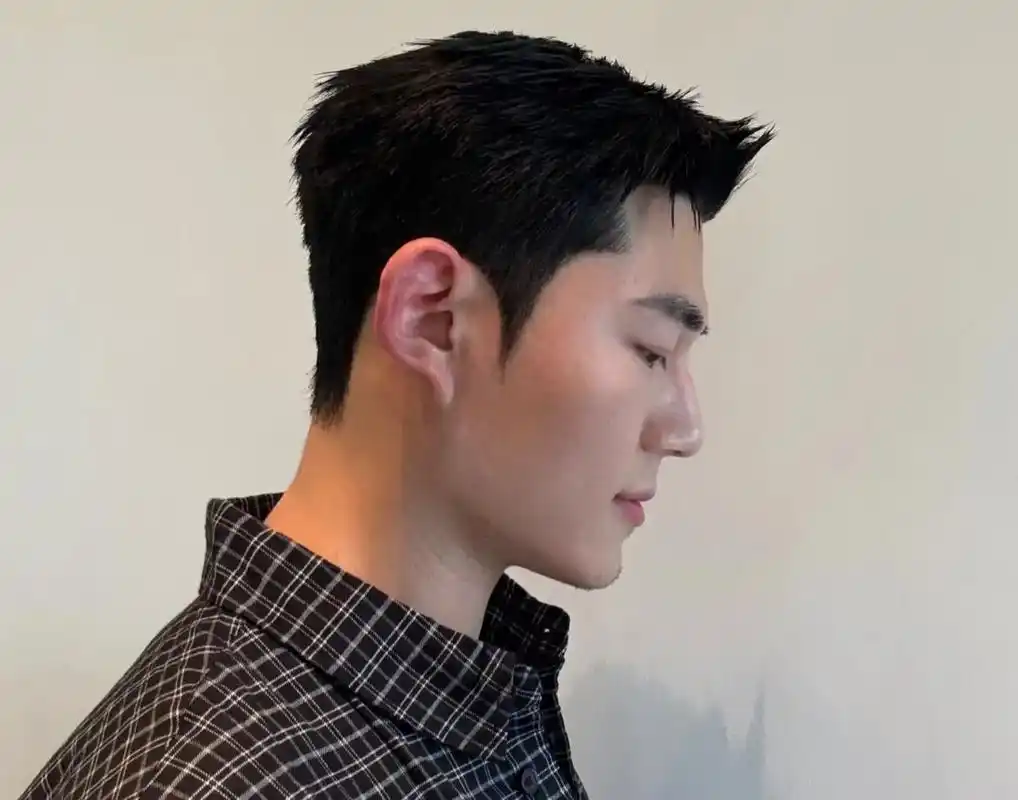 不喜欢两侧推太短的男发可考虑有鬓角的清爽短发 #男士发型干净