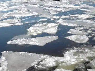 内部视图汽车修理工汽车零部件海冰融化制动盘汽车制动轮路边