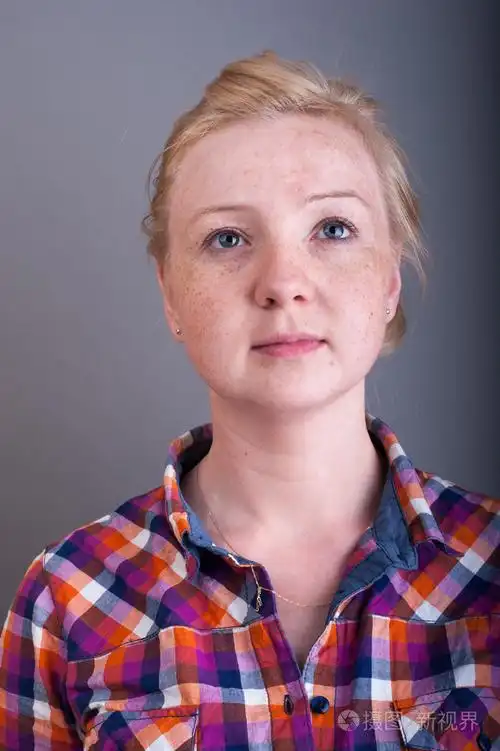 雀斑金发室画像