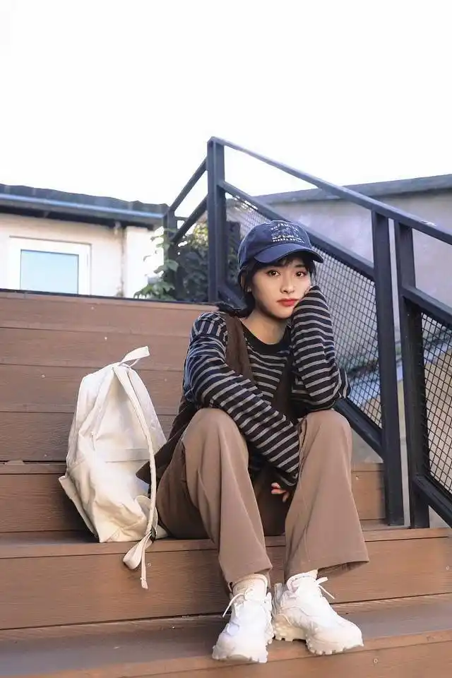 沈月秋日随拍氛围感满满焦糖色系穿搭又甜又酷