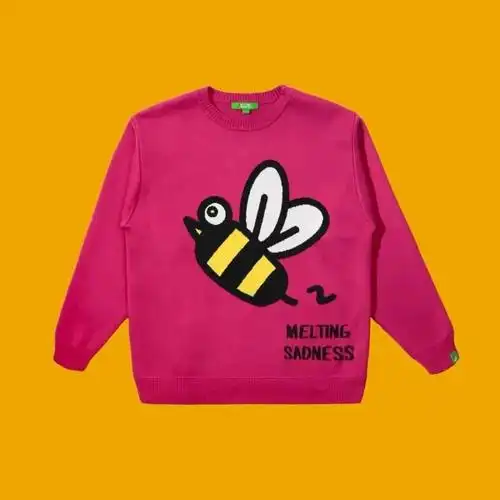 店里的衣服主要以高饱和度的大色块为主,有很多类似小花,小蜜蜂的童趣