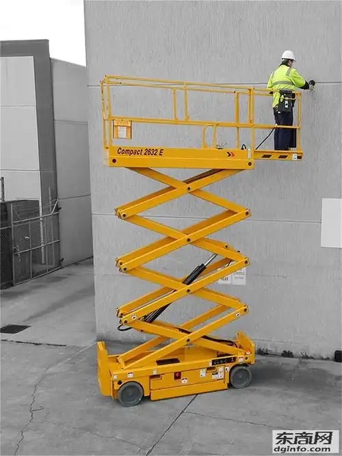 剪叉高空作业平台,自行走液压升降机,高空作业车,液压升降平台