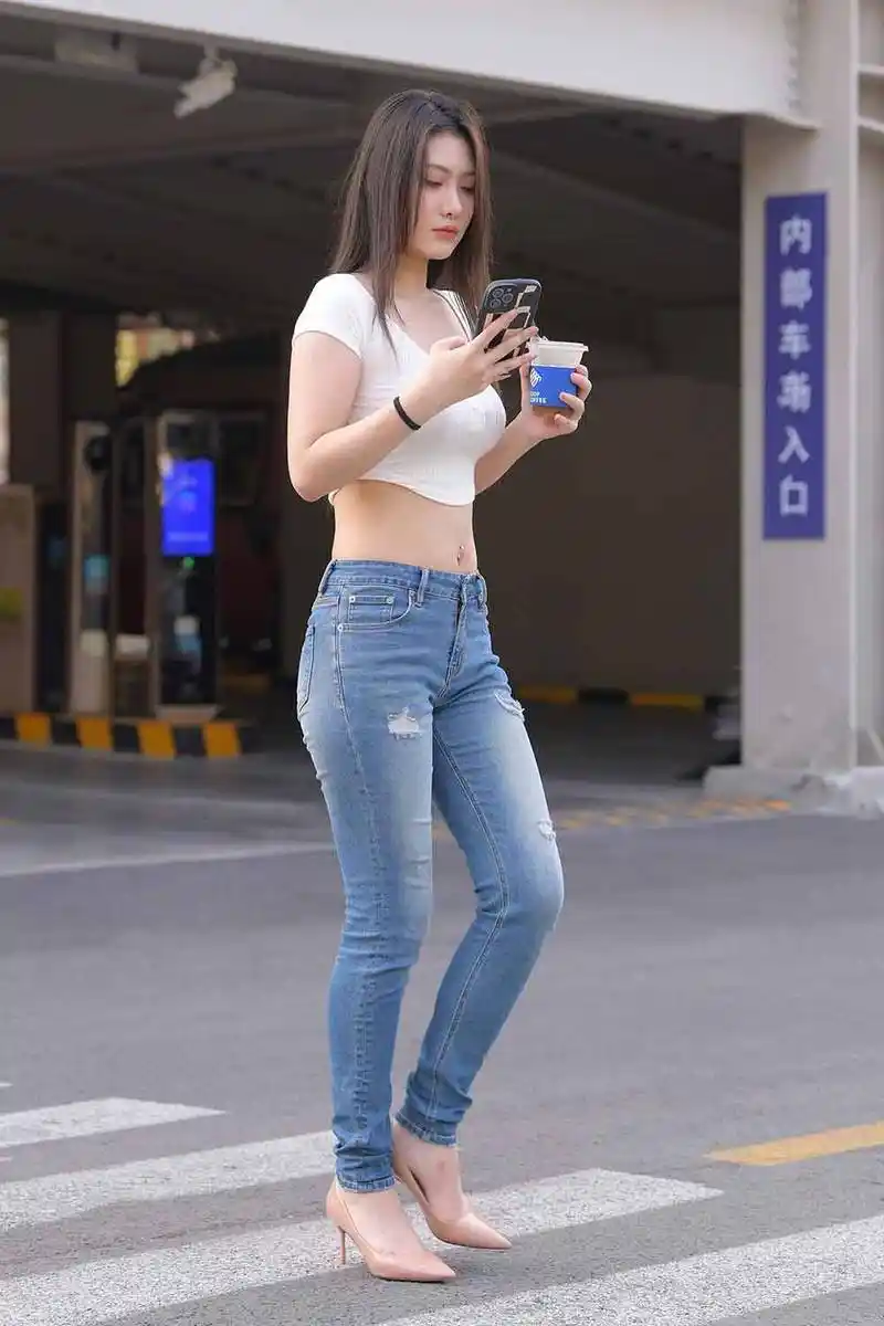 原创时尚街拍白色短款上衣搭配紧身牛仔裤尽显女性魅力