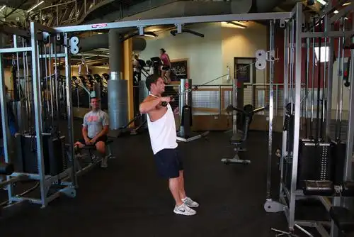 肱二头肌,中背部   设备:龙门架   等级:初学者    绳索后束划船视频