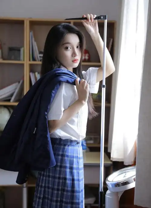 高颜值美女校花校园制服写真图片