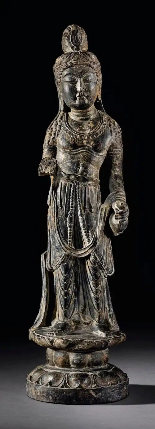 300年历史的菩萨立像,是拍卖场上迄今最臻美的唐代雕塑