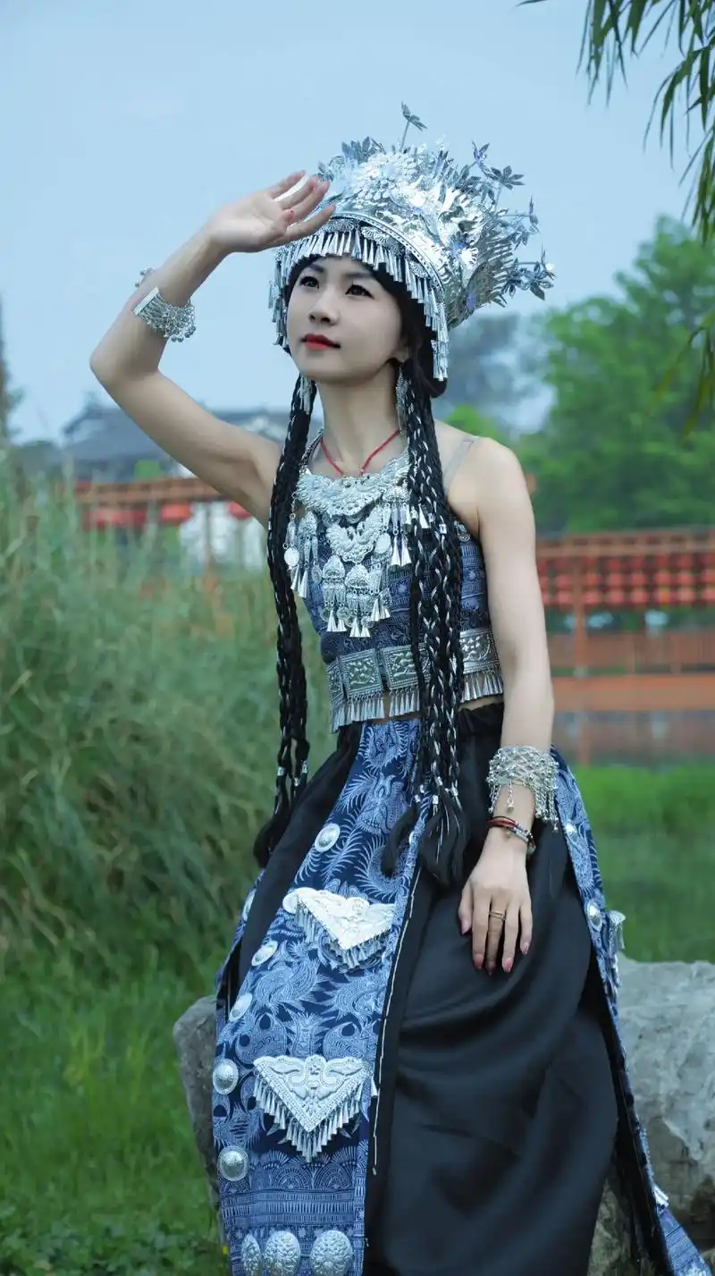 苗族服饰.苗女的衣裳,是一方天地的装饰.她们把世界上最美丽, - 抖音