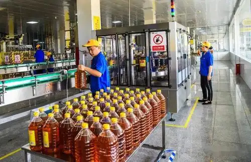 2020年6月21日,正阳鲁花浓香花生油有限公司车间内工人们正值守生产线