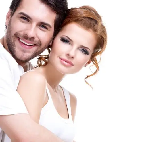 白色背景上的情侣夫妇