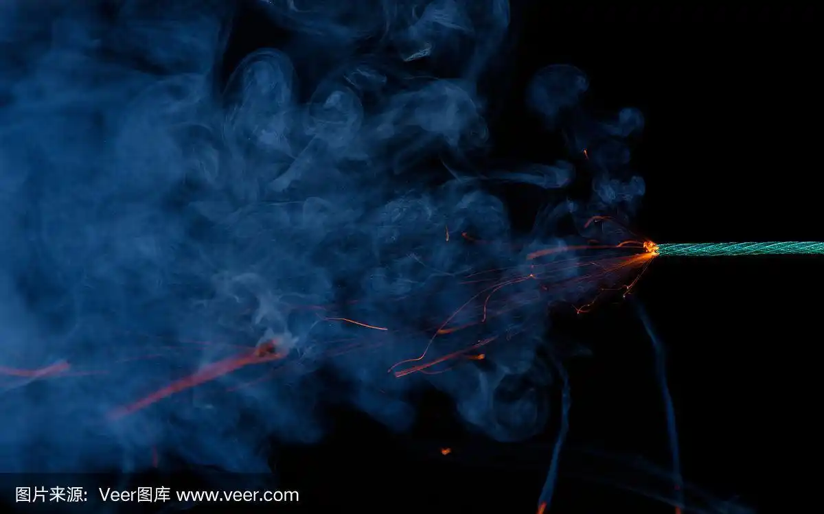 鞭炮的烟火引信燃烧着烟,并在黑色的火花