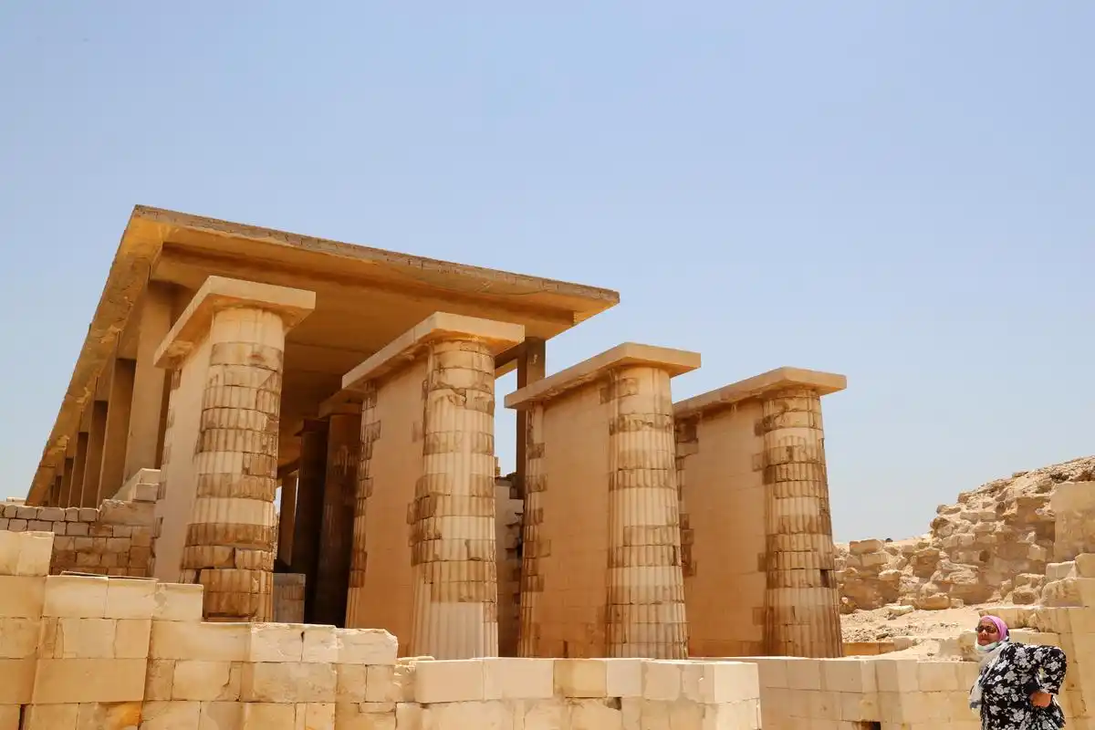 5月26日,游客在埃及首都开罗市区以南的阶梯金字塔建筑群景区游玩.