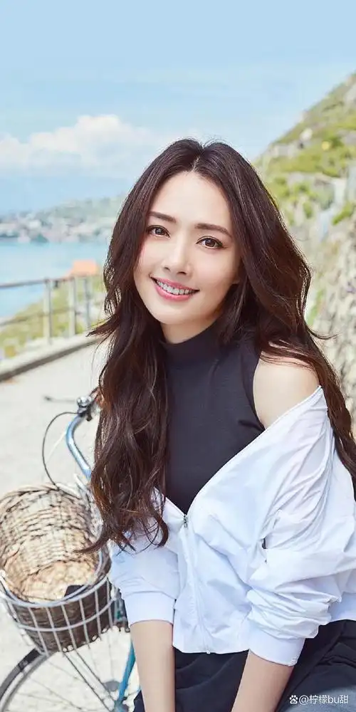 台湾女演员郭碧婷笑容甜美温暖温婉可人