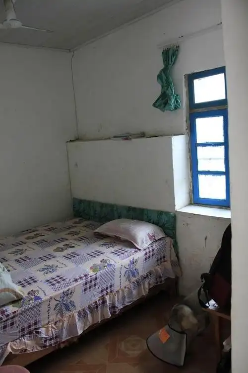 rmb 40的房间 简陋得很,在村里不奢求了