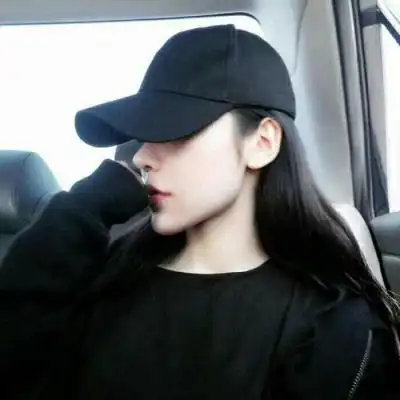 女头戴帽子头像冷酷霸气