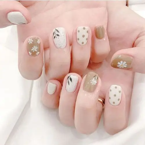 手绘花朵树叶美甲图片