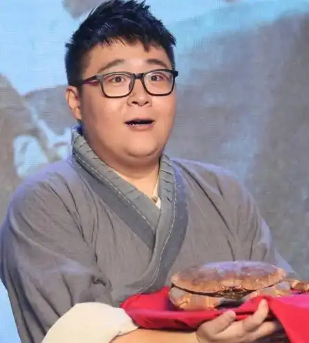 童星郝劭文卖内裤惹争议,衣物上污渍明显,网友:红红的是什么?