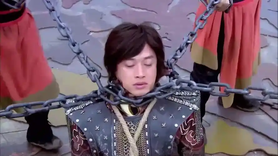 仙侠剑:小伙被铁链勒住脖子,谁知他武功不凡,一下震翻四大高手