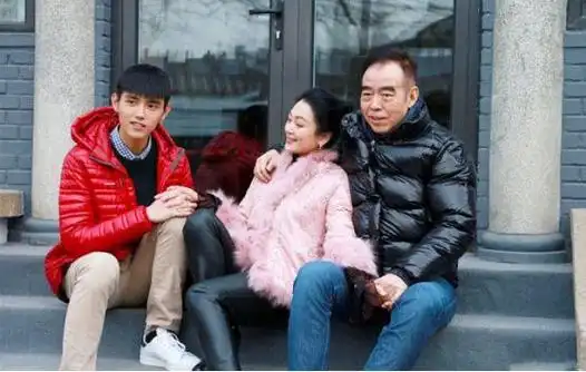 回顾洪晃一辆林肯让我看透陈凯歌给装修工人的儿子做后妈最幸福