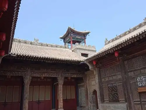 翻新过后,四合院的一砖一瓦,一墙一角,在太阳的照射下都显得绚丽多姿.