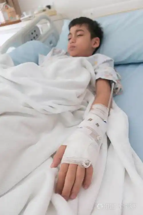 小男孩患流感需要用生理盐水静脉注射静脉注射手压