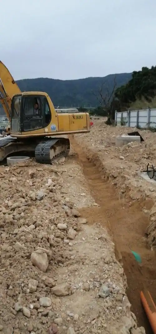 k1 600~k1 680段右幅人行道碎石垫层夯实