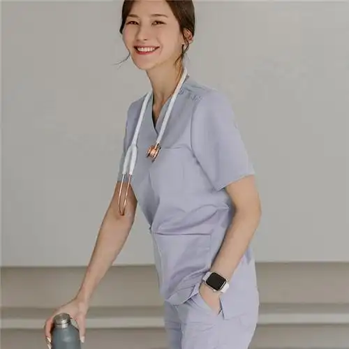 侧不遮耳,长发则要梳理整齐盘于脑后,发饰素雅端庄,燕帽平整无折并能