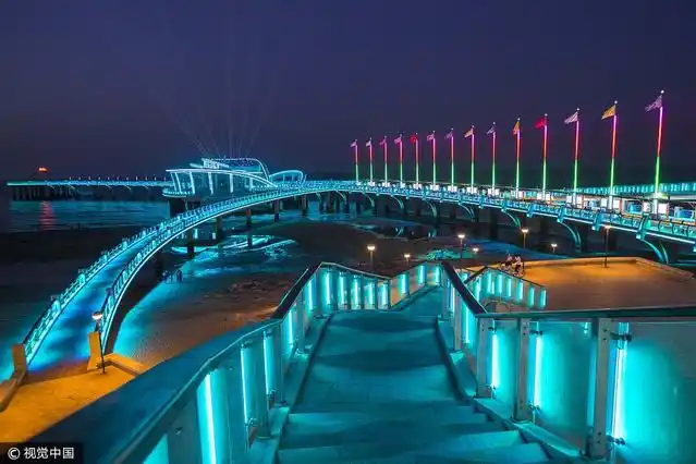 山东烟台天马栈桥夜色迷人 七彩斑斓