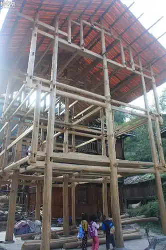 榫卯结构吊脚楼-坚固美观