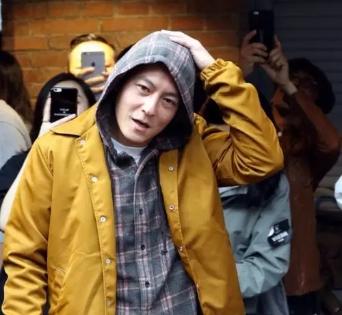 陈冠希穿潮服现身显老态