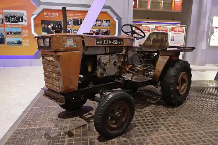 洛阳爷爷手工打造小四轮拖拉机4岁孙子驾驶出街众人羡慕不已