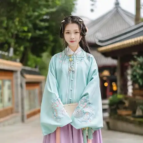 明制方领袄,搭配中衣增添层次光感,双层保暖厚实,袖口铃兰环保肥啾