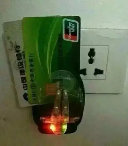 充电的时候要把电池拆下来,用万能充的两个小juju对准电池金属片,万能