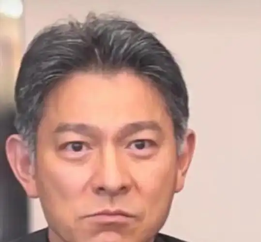 62岁刘德华容颜不老头发花白像极了可爱的满嘴胡渣的大叔