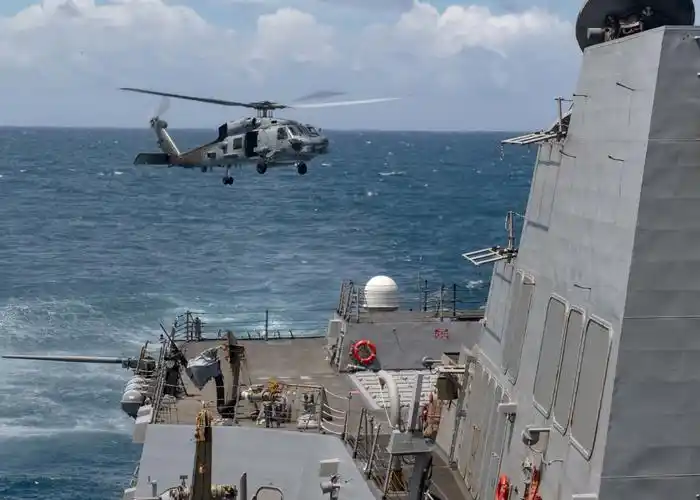 过去穿越台湾海峡的美国军舰都是在所谓的"台海中线"以东航行,但"