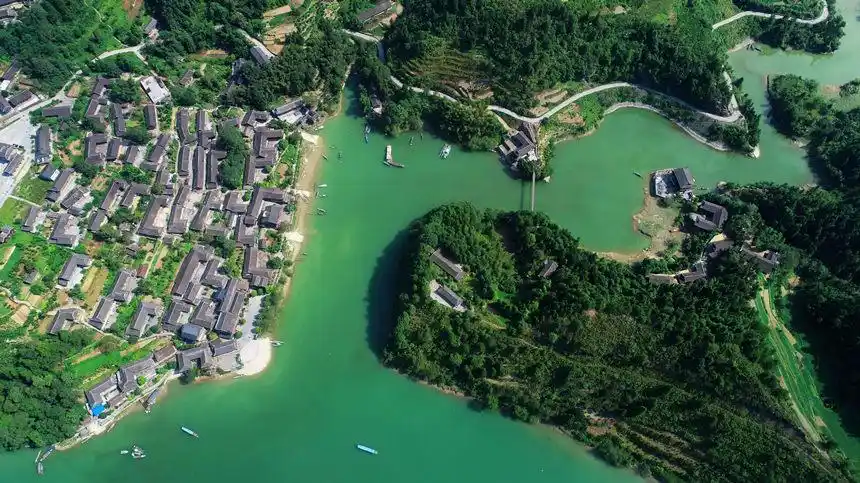 无人机航拍的重庆酉阳酉水河镇河湾段景色.陈碧生摄