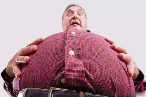 男人大肚腩的尴尬