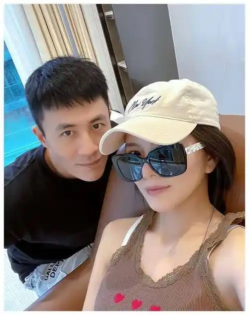 王灿坐在杜淳腿上被嫌弃遭到推开引发热议