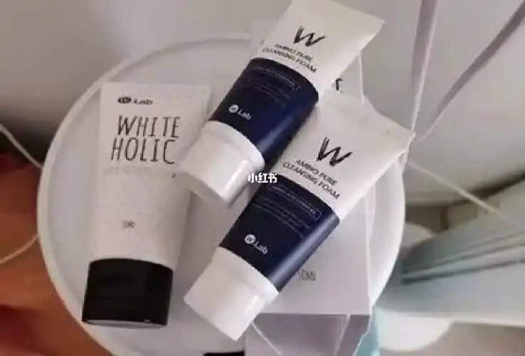 素颜霜简直是太给力了,肤色一下子提亮起来,细腻好