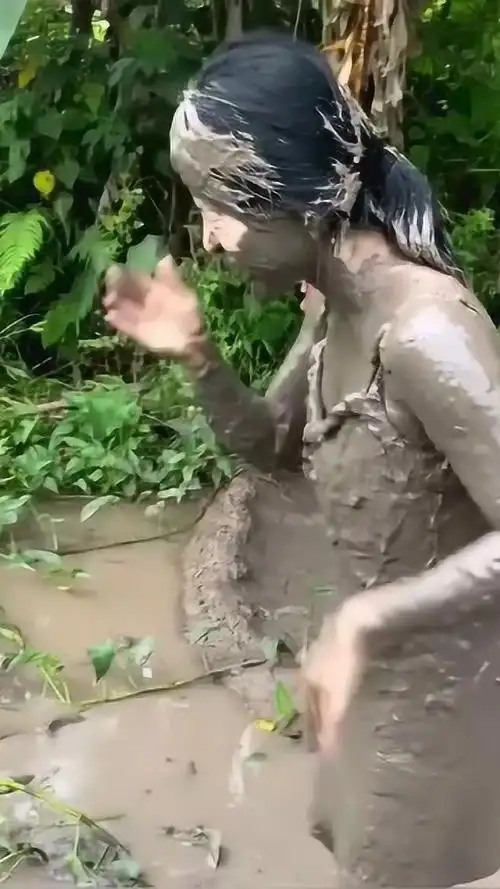 俩美女掉进坭坑里满身的泥都认不出是谁了