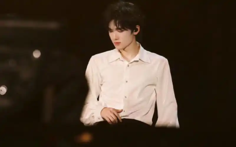 《宋亚轩》白衬衫合集 这是什么神仙男孩,也太帅了吧!